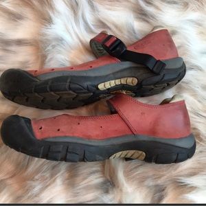 KEEN Size 10 Shoes in Good Used Condition